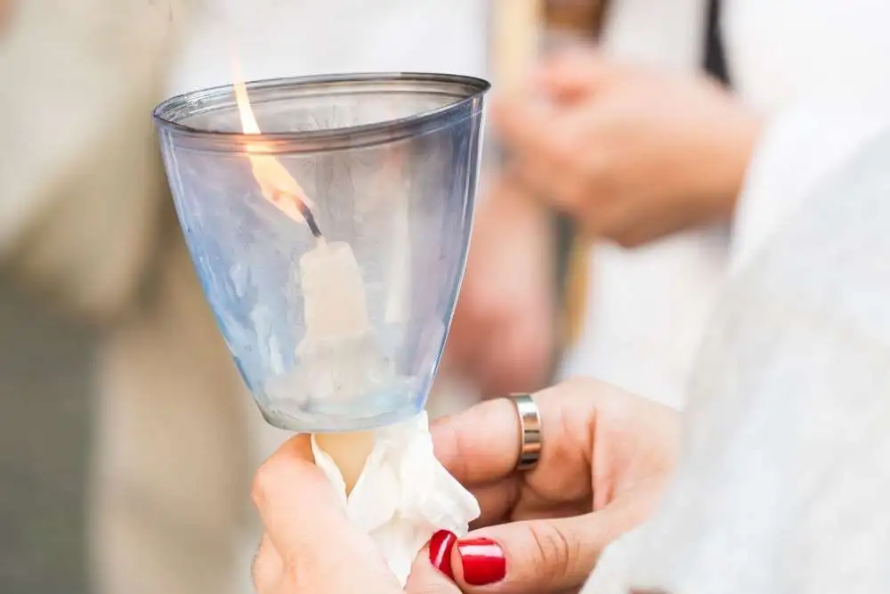 Velas encendidas por peregrinos en el Santuario de Fátima, Portugal