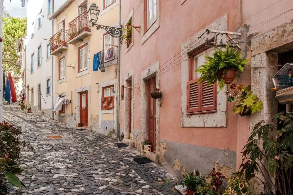 Callejuelas adoquinadas de Alfama en Lisboa, Portugal