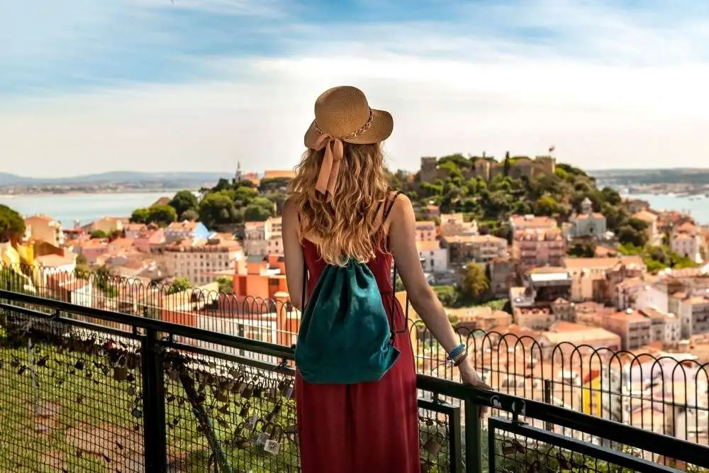 Chica en el mirador Nossa Senhora do Monte en Lisboa, Portugal