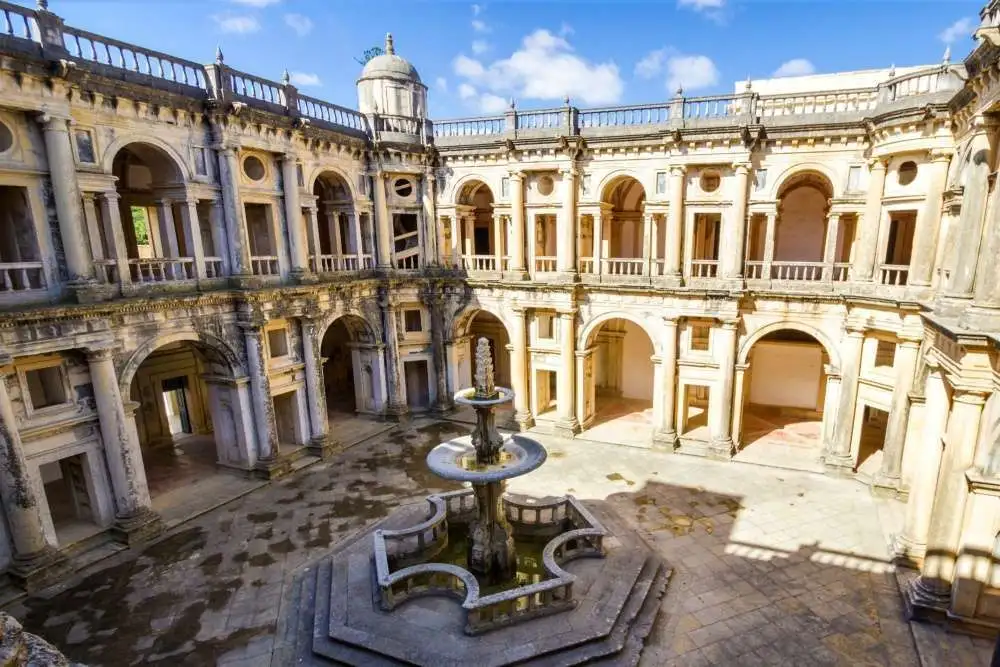 Claustro renacentista del Convento de Cristo en Tomar, Portugal