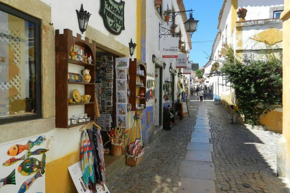 Pueblo medieval dentro de murallas de Obidos, Portugal