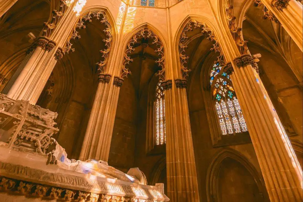Tumba de la reina Filipa de Lencastre en el monasterio de Batalha, Portugal