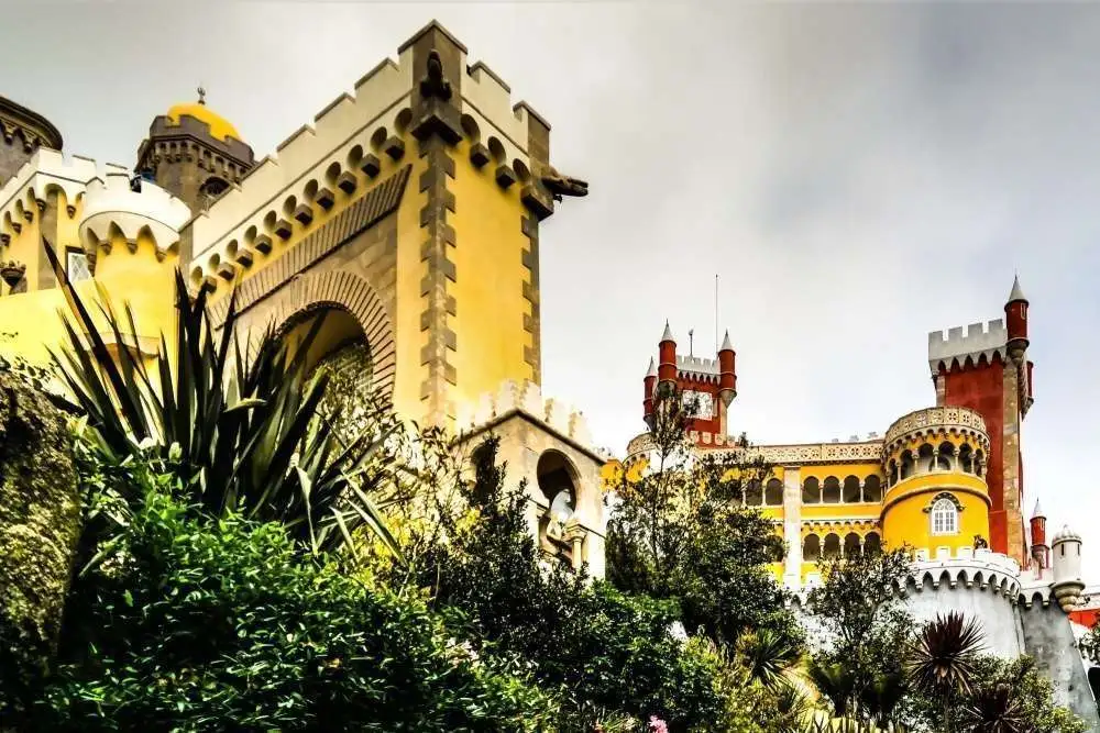 Vista parcial del muro del Palacio de la Pena en Sintra, Portugal