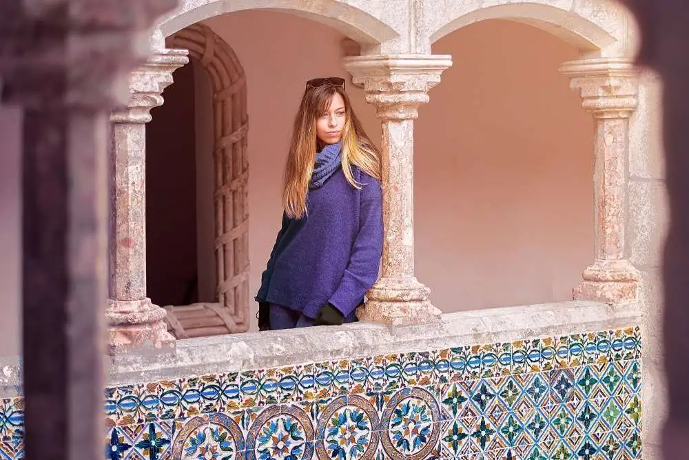 Viajero en el claustro del Palacio de la Pena en el Tour a Sintra, Portugal